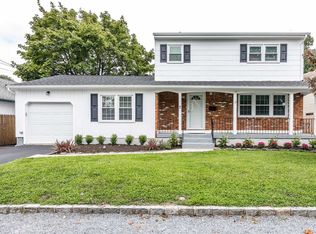 7 2nd Ave, Bayville, NY 11709