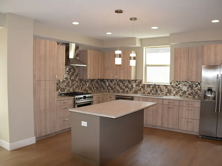 712 W 1st Ave — Photo 4