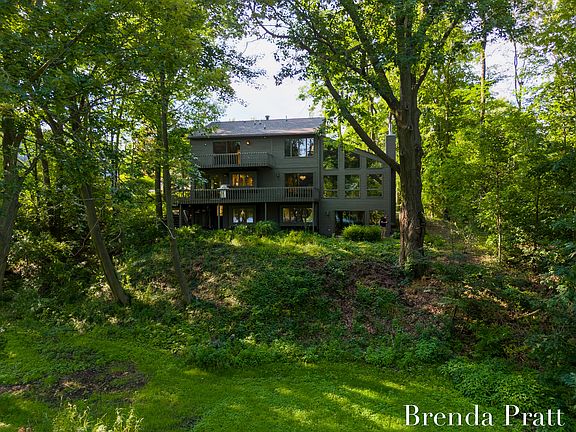 4th image of 3510 Eastview Dr NE
