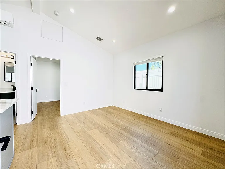 7742 Vassar Ave — Photo 7