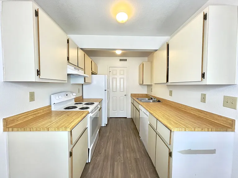1004 E Goodwin St — Photo 6