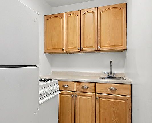 3rd image of 225 E 36th St APT 1B