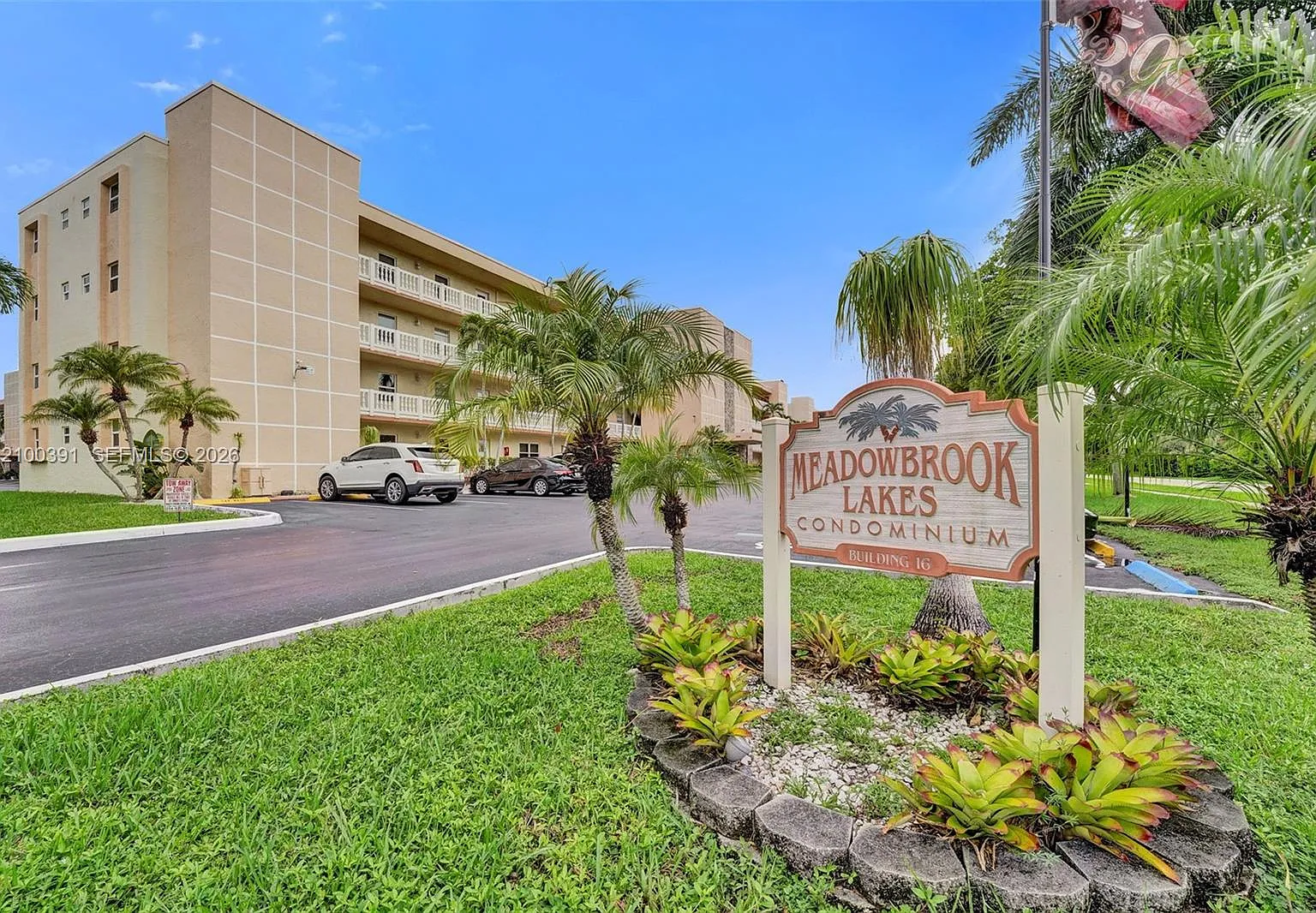 Meadowbrook Lakes Condo — Photo 1