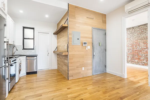 Rented by Safdie Realty Group | media 19