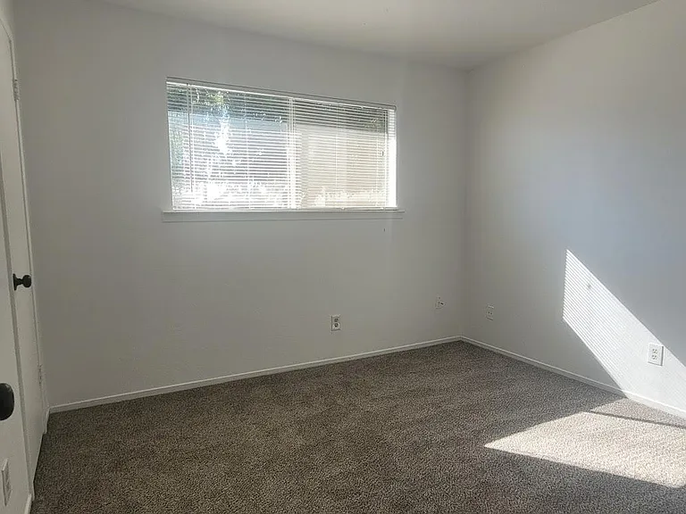 1682 Griffith Ave — Photo 16