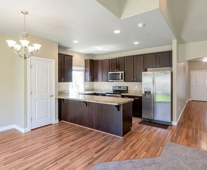 1848 W Woodview Dr — Photo 6