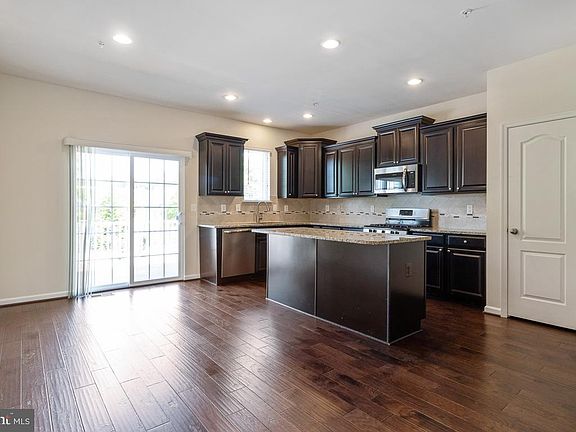 3rd image of 642 Warblers Perch Way Gln