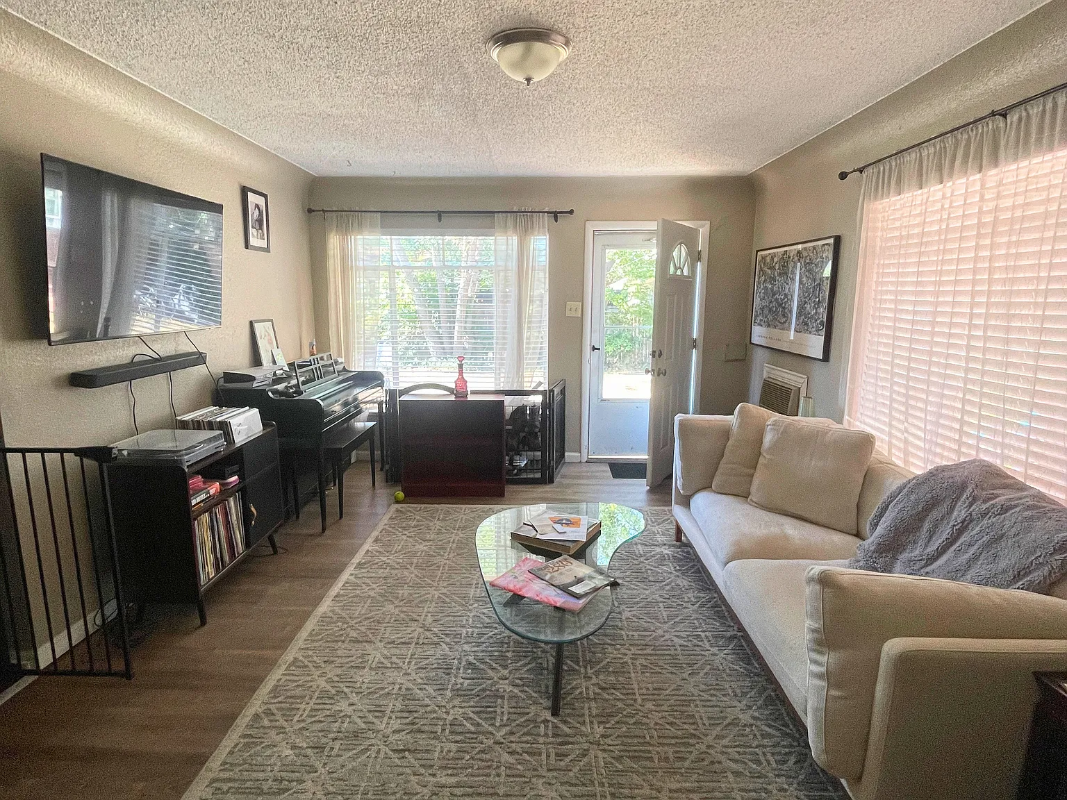 3 bed, 1200 sqft, $2,499 — Photo 3