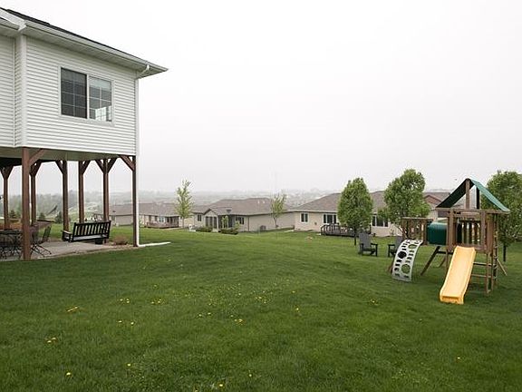 3rd image of 1585 Poplar Ln