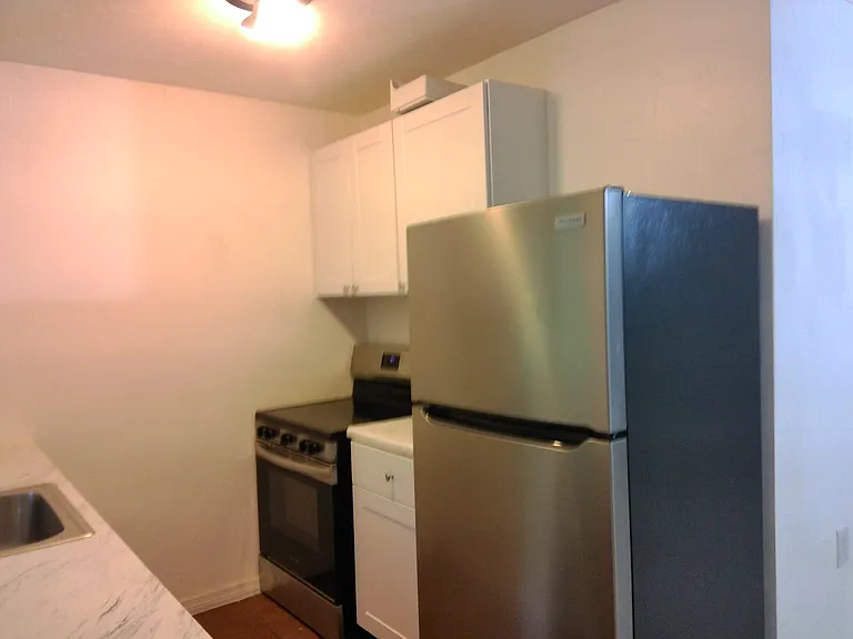 2252 Clifford St — Photo 9