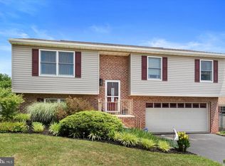 2913 Village Square Dr, Dover, PA 17315