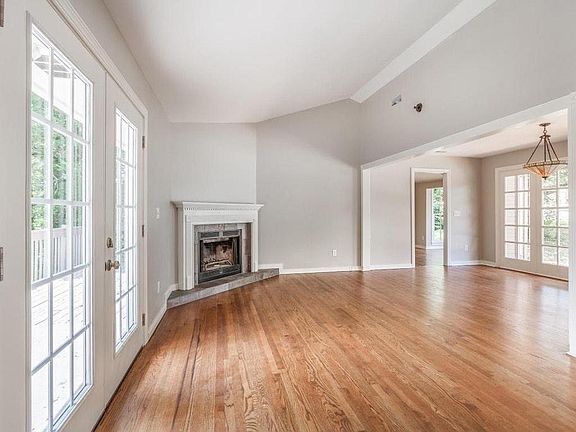 3rd image of 548 N Crest Ct
