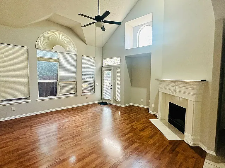 2028 Fox Glen Dr — Photo 4