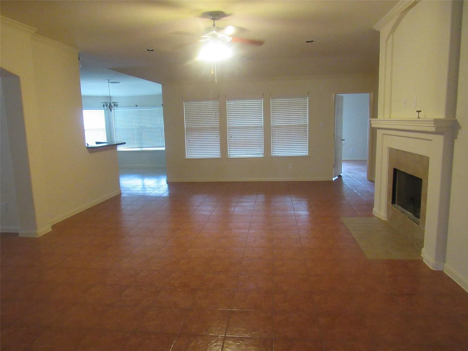 4 bed, 2.0 bath, 2367 sqft, $2,250 — Photo 3