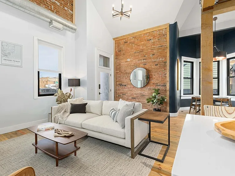 3260 Curtis St — Photo 2