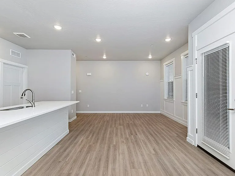 Latitude 40 One Bedroom Dining