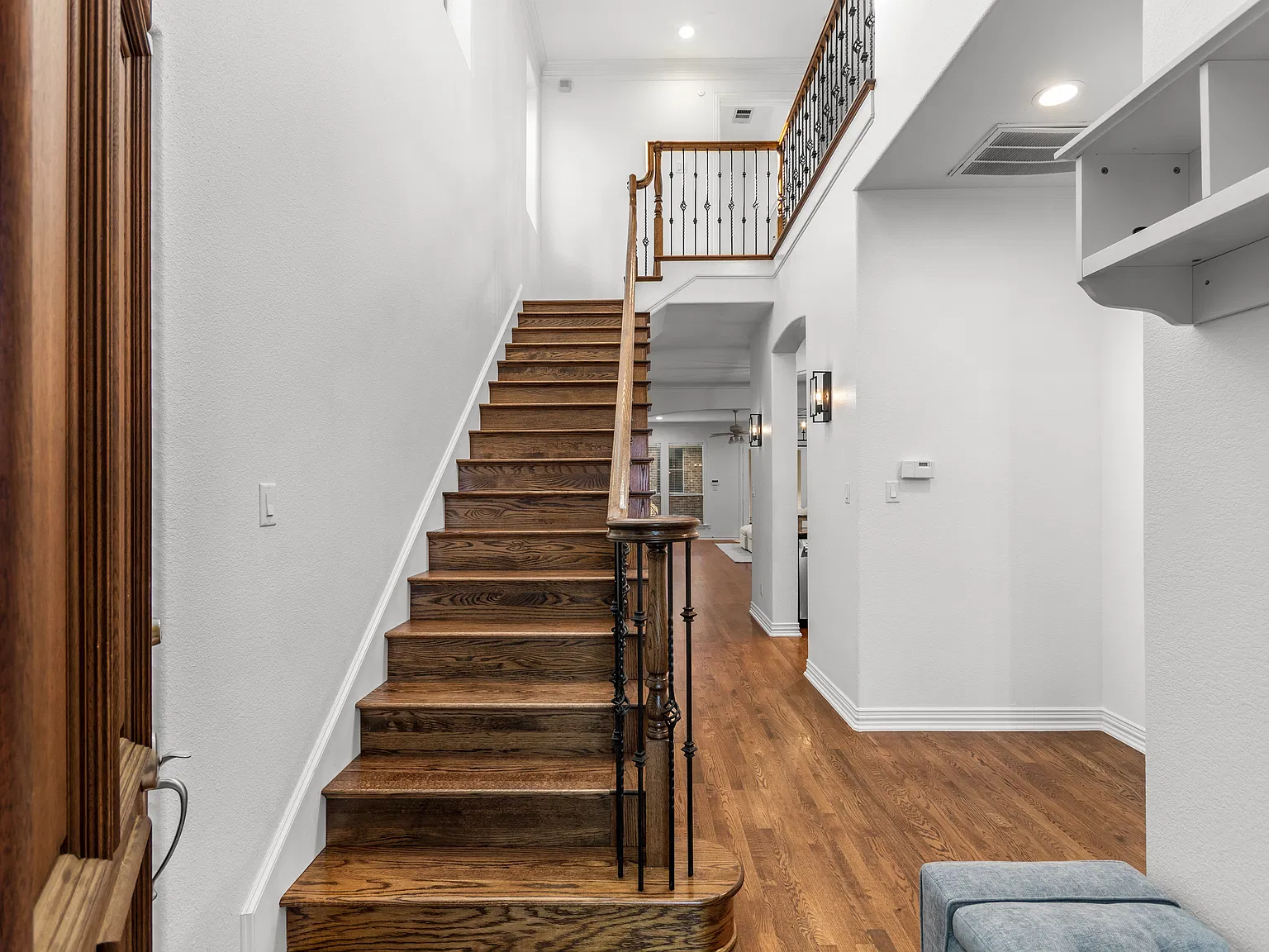 3 bed, 2.5 bath, 2360 sqft, $5,000 — Photo 3