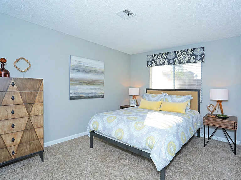 Sunset Pointe Apartments — Photo 20