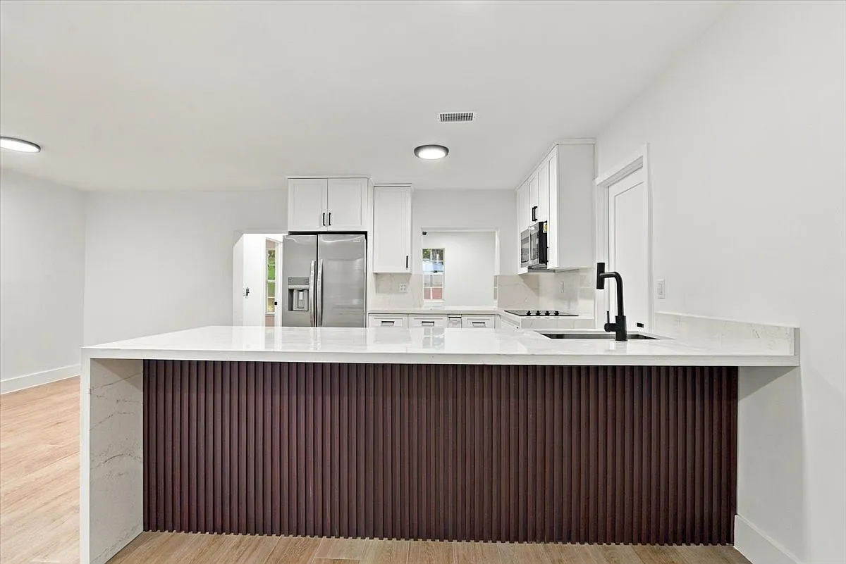 4 bed, 2000 sqft, $4,650 — Photo 2