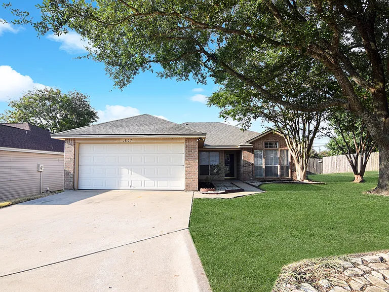 807 Hartrick Cir — Photo 1