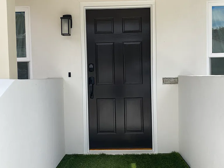 1615 Phillips Ln — Photo 2