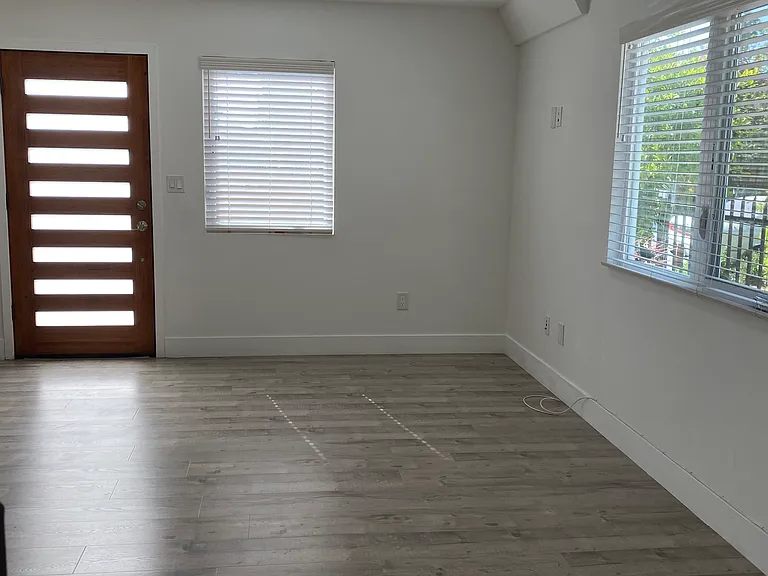 2300 Carmona Ave — Photo 7