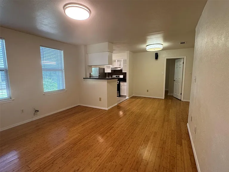 601 W San Antonio St — Photo 12