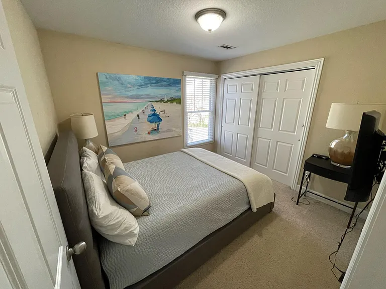 1521 NE Dysart Woods Ln — Photo 14