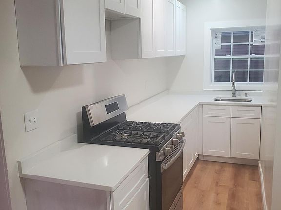 4th image of 256 Beverage Hill Ave #1