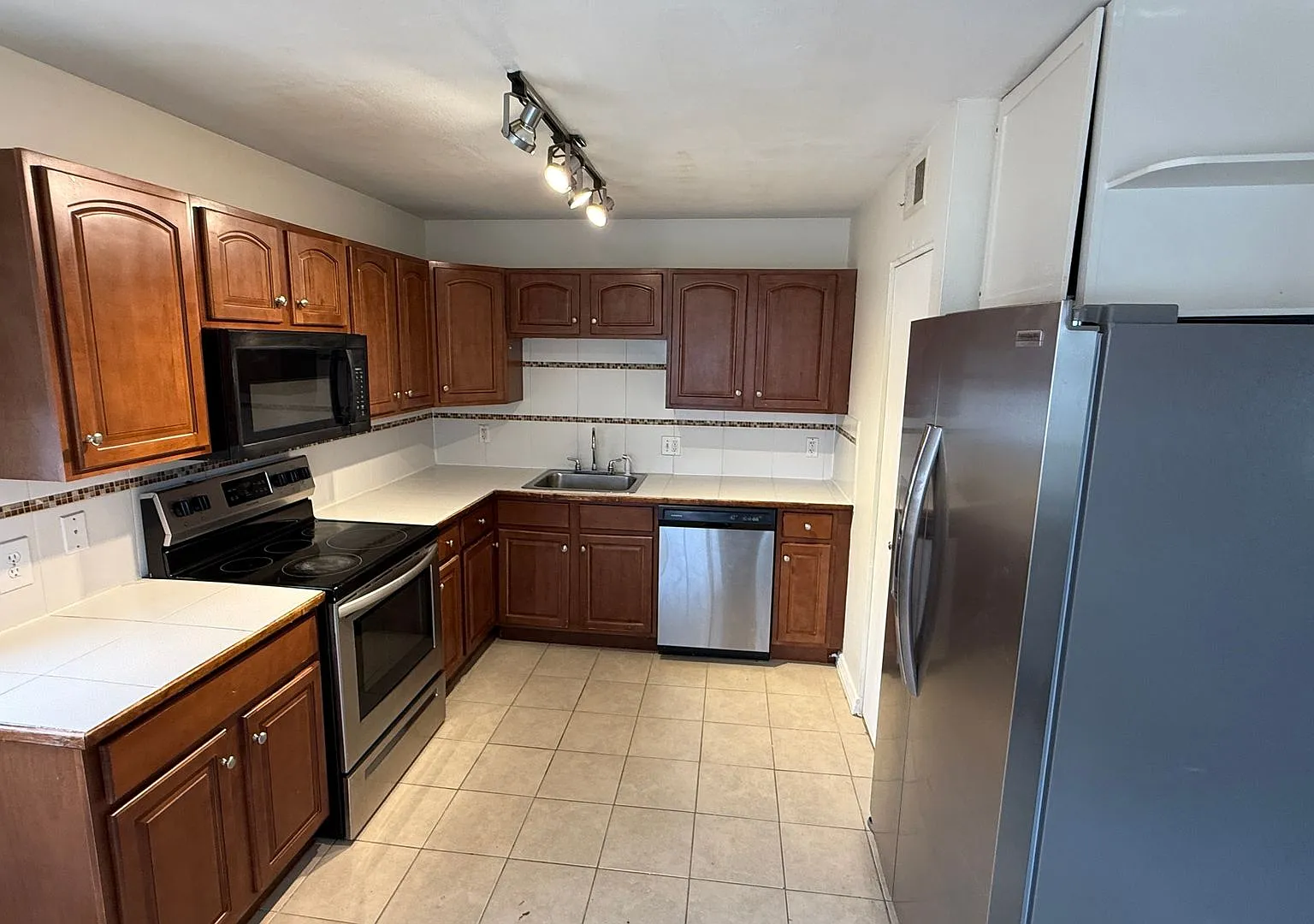 3 Bedroom 2 Bathroom Condo Near Leetsdale and Monaco — Photo 1
