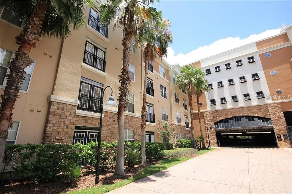 1 bed, 1.0 bath, 696 sqft, $1,595 — Photo 2
