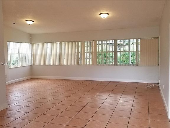 5th image of 571 NE 172nd St #571