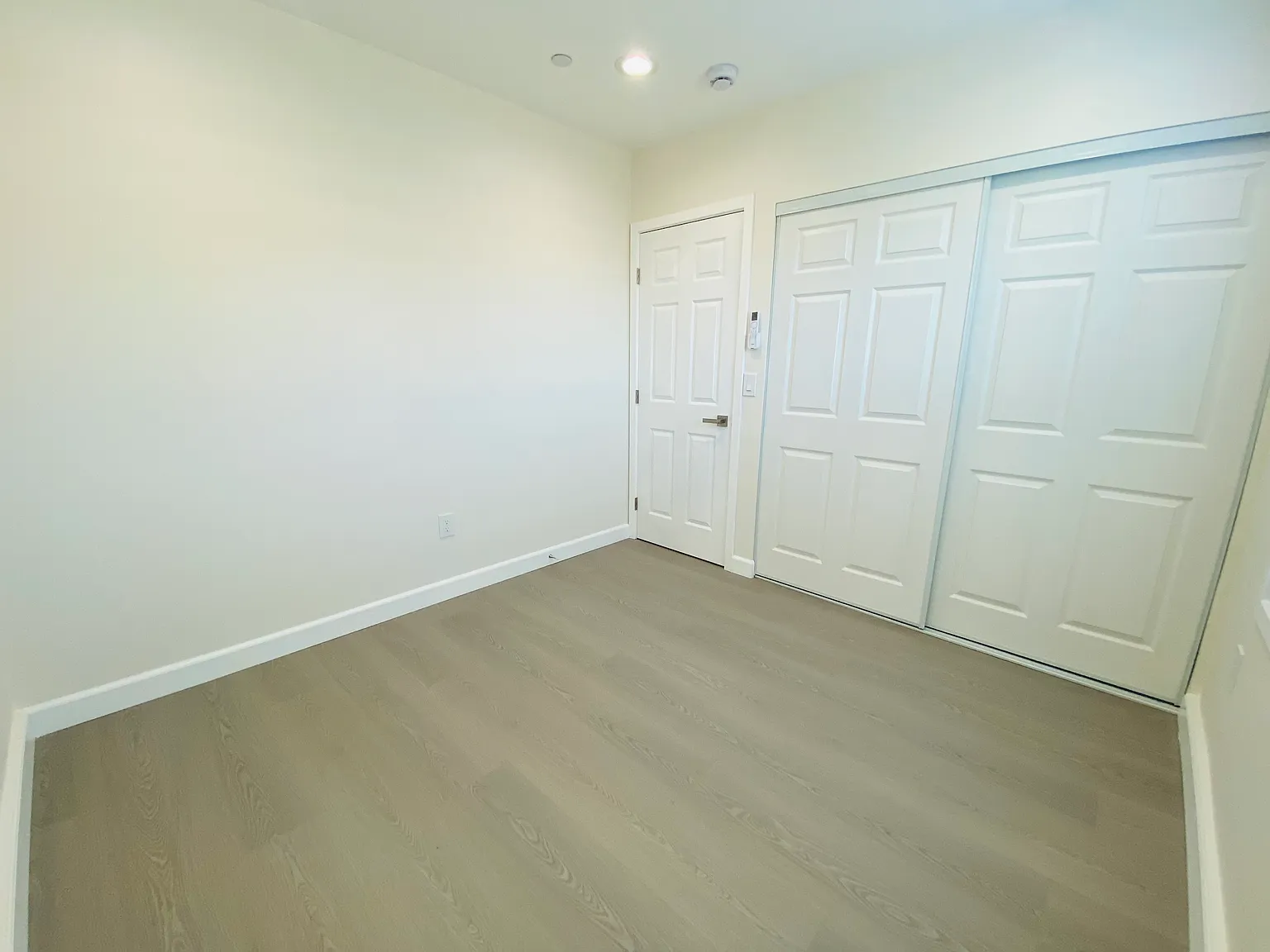 3 bed, 1000 sqft, $3,300 — Photo 4
