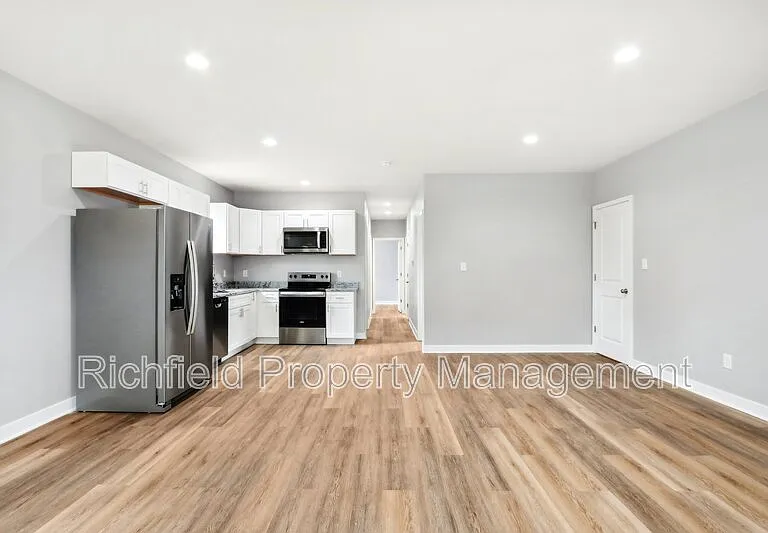 2034A E Maryland St — Photo 16