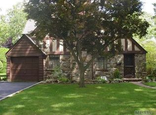 10 Wyatt Rd, Garden City, NY 11530