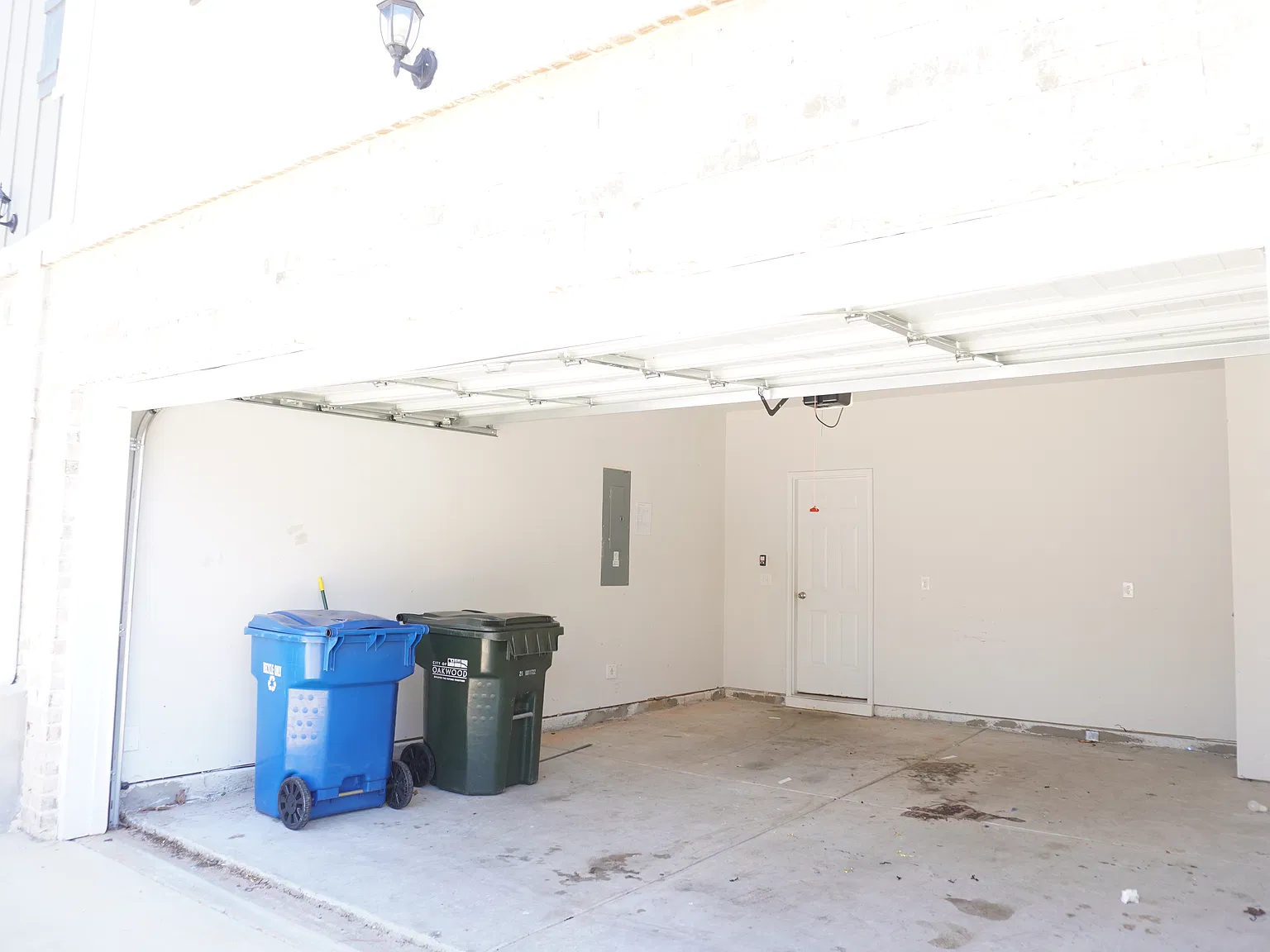 3 bed, 2.5 bath, 1600 sqft, $2,100 — Photo 3
