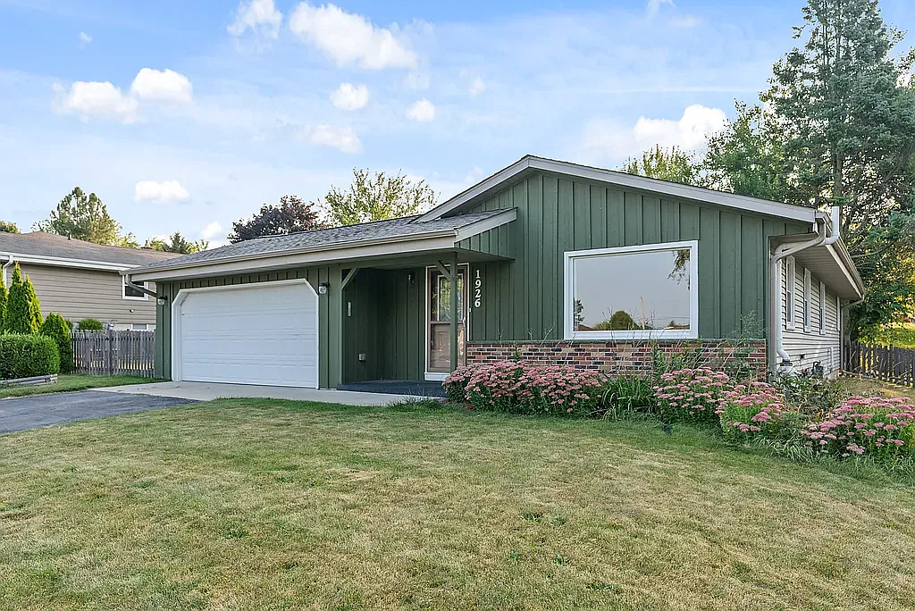 3 bed, 1.5 bath, 1208 sqft, $2,430 — Photo 1