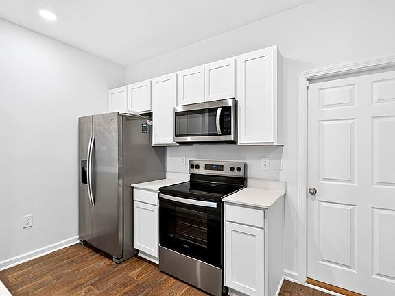3rd image of 871 RIVERTREE PLACE