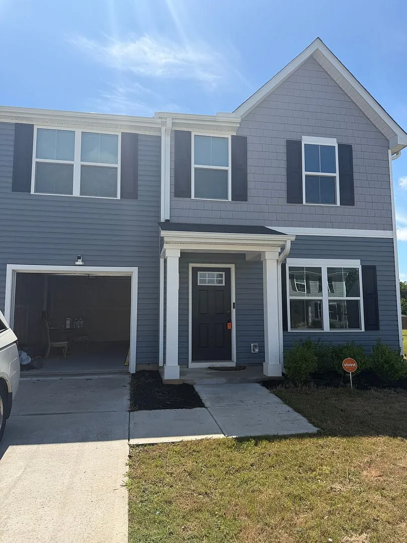 3 bedroom home with 1 car garage available now! — Photo 2