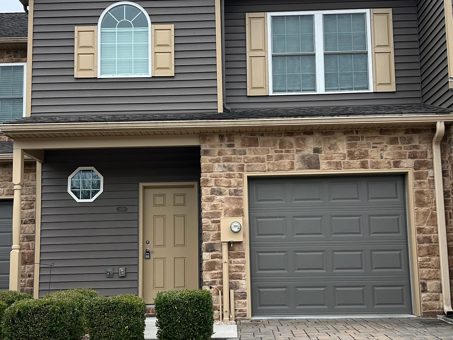 3 bed, 2.5 bath, 1800 sqft, $1,900 — Photo 2