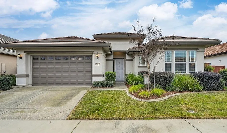 2099 Shipton Dr photo 1