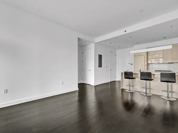 300 East 23rd Street image 7 of 14