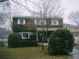 19 Yorktown Rd, Dix Hills, NY 11746