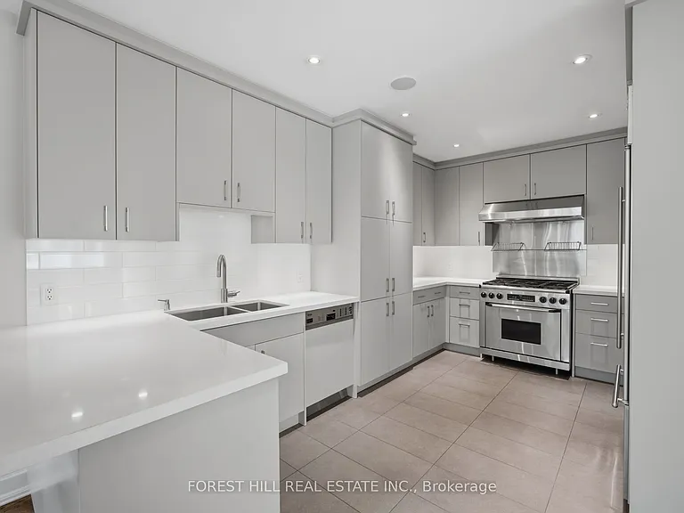 52 Shaftesbury Ave — Photo 1