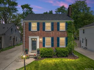 1322 Hampton Rd, Grosse Pointe Woods, MI 48236