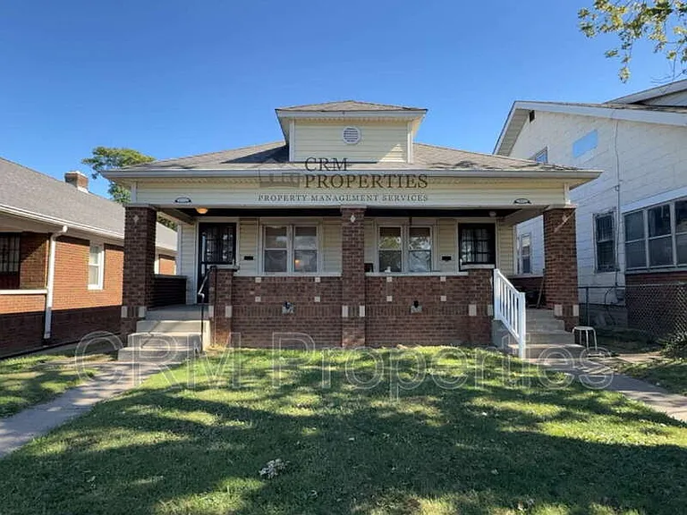 933 N Linwood Ave — Photo 1