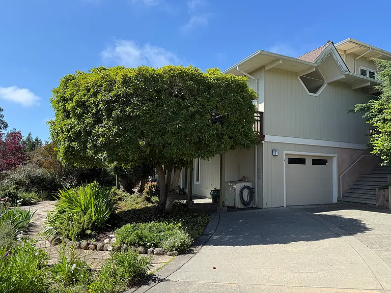 2 Lone Tree Ave — Photo 3