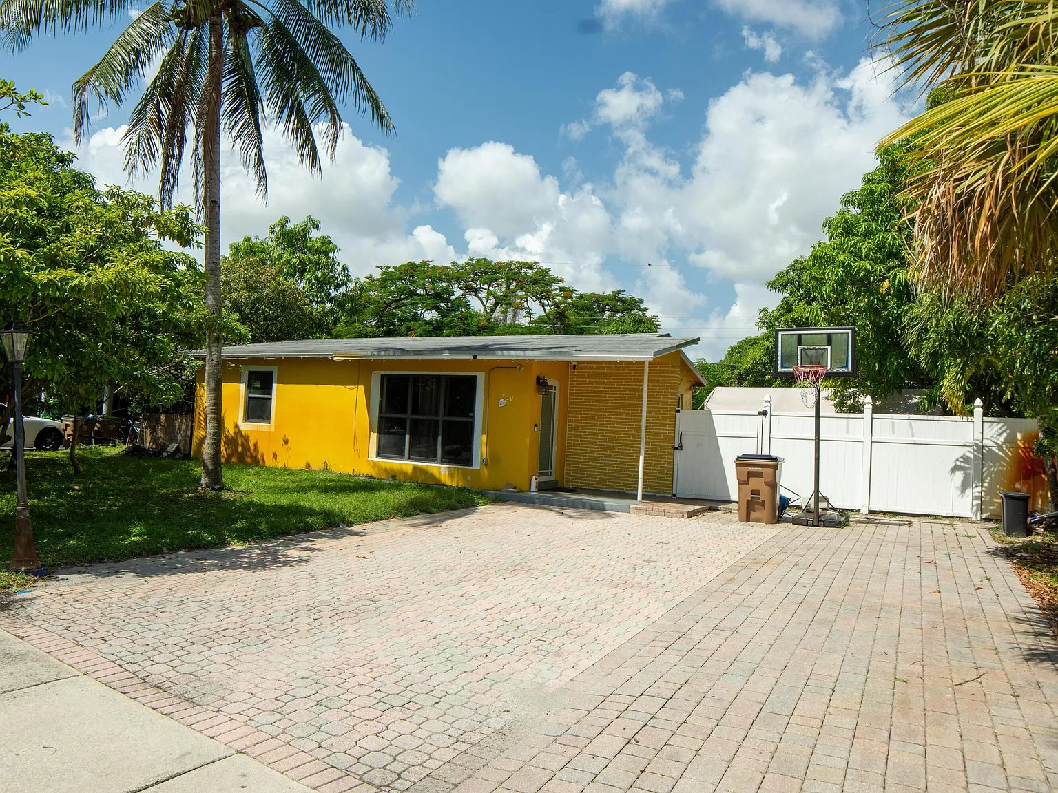 3 bed, 2.0 bath, 1020 sqft, $3,000 — Photo 2