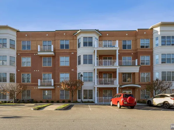 4108 Pointe Gate Dr, Livingston, NJ 07039