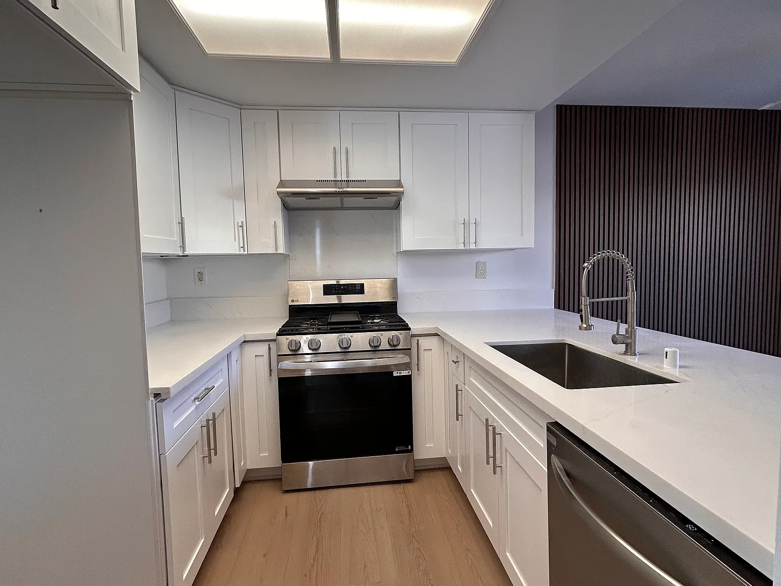 3 bed, 2.5 bath, 1325 sqft, $3,150 — Photo 2